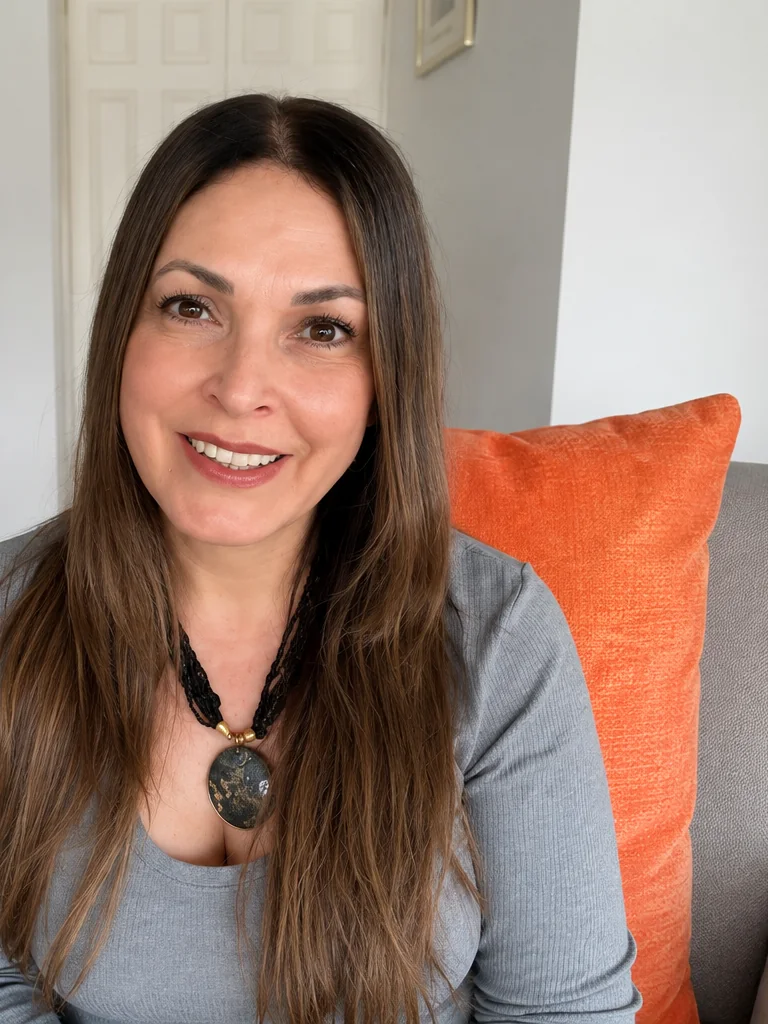 Mariana De La Mora sentada en el sillón de su consultorio, sonriendo a la cámara.